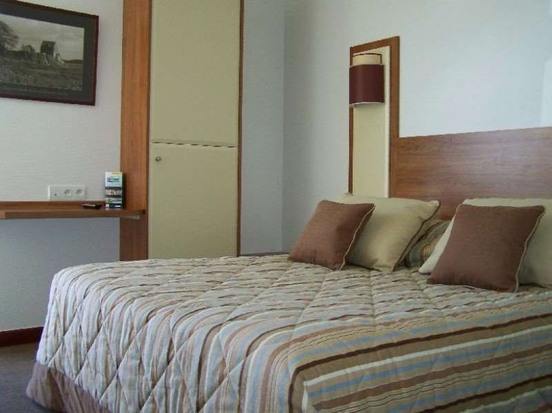 Brit Hotel De La Cote Des Havres Lessay Szoba fotó